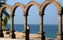 Arches by the Sea, Malecón
