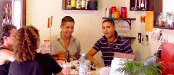 Alcuni studenti mentre assporano le tapas! Alcuni studenti mentre assporano le tapas!