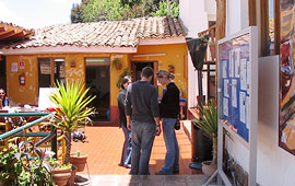 Zonnen op het dakterras in Cuzco Het dakterras van de school in Cuzco