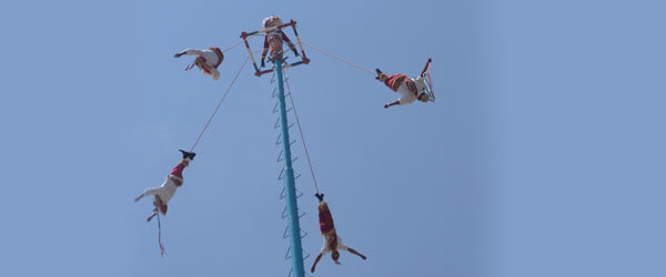 Voladores de Papantla - Mexican Traditions Los Voladores de Papantla