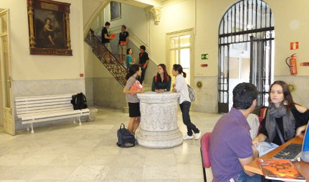 De open ruimte op de school in Sevilla
